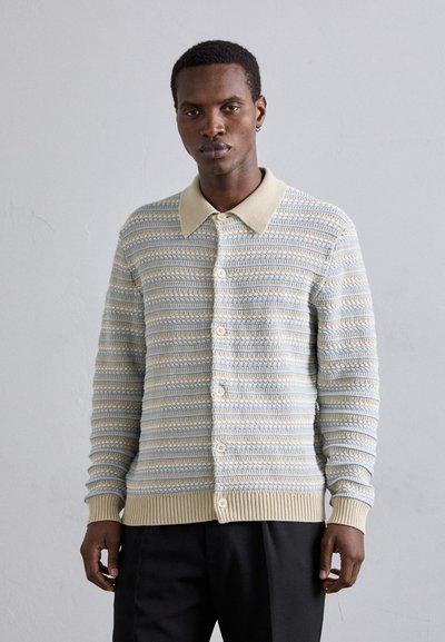 Gestreifter Cardigan in hellblau, creme und gelb. Gerippte Bündchen und Saum. Knöpfe entlang der Vorderseite. Kragenhalsausschnitt. Weicher, strukturierter Stoff.
