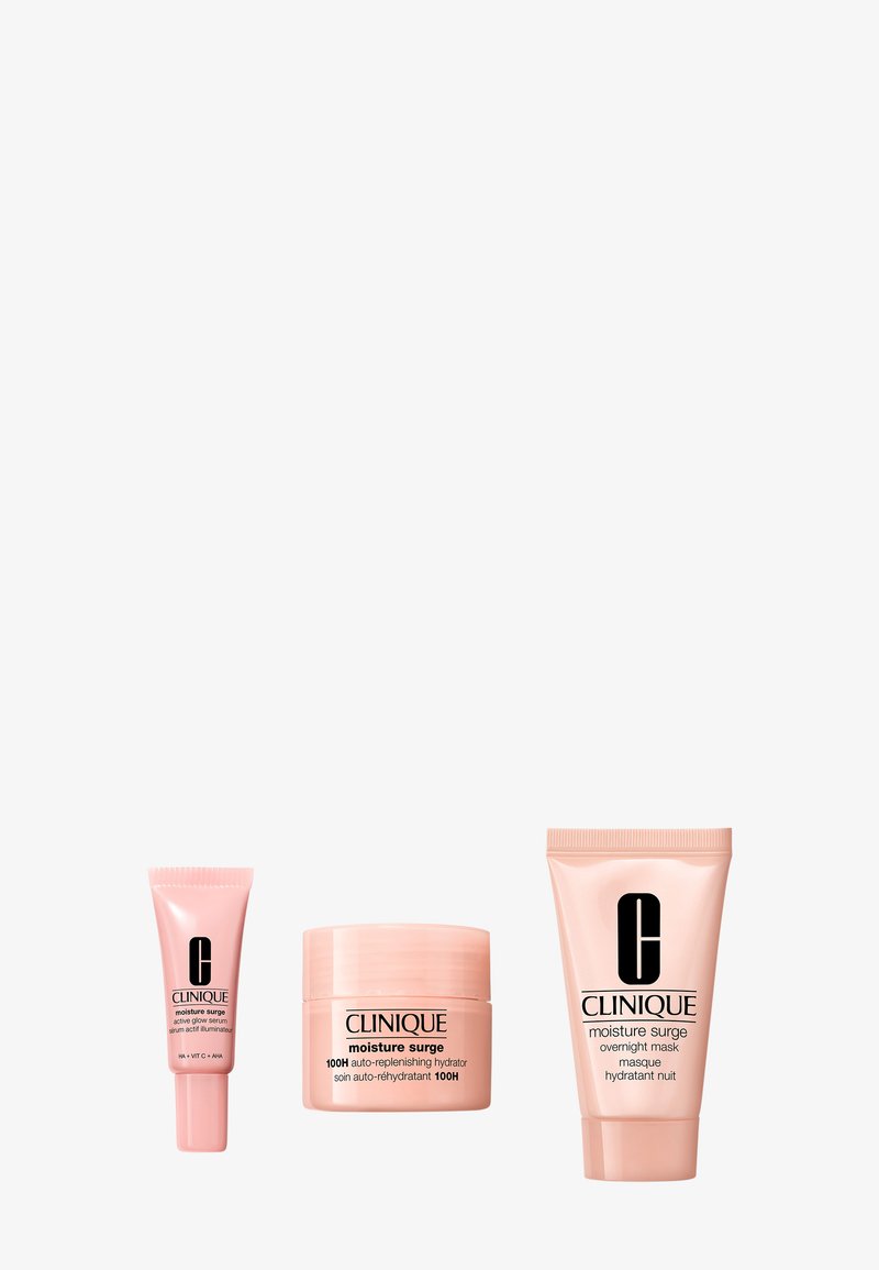 Trois produits Clinique Moisture Surge présentés : sérum éclat actif, hydratant auto-régénérant 100H et masque de nuit dans un emballage rose.