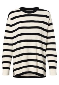 Pull en maille à rayures noires et blanches avec un col rond, des manches longues et un ourlet légèrement asymétrique. Texture douce.