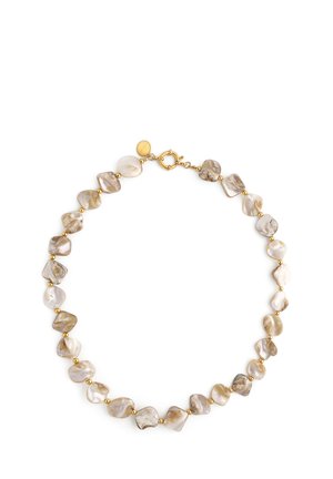 Collar con cuentas irregulares marrón y beige con efecto marmolado, separadas por pequeñas cuentas redondas doradas y un broche de muelle dorado.