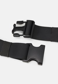 Cintura in nylon nero con fibbia in plastica nera. La cintura presenta una texture rigata e un design semplice e funzionale.