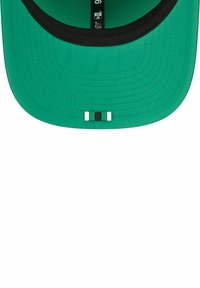 Casquette verte avec une visière plate, ornée d'accents noirs et de détails rayés en blanc, noir et vert à l'intérieur. Design en tissu texturé.