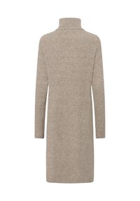 Robe en tricot côtelé beige à manches longues et col roulé, avec une coupe droite, longueur genoux, et un tissu au toucher doux.