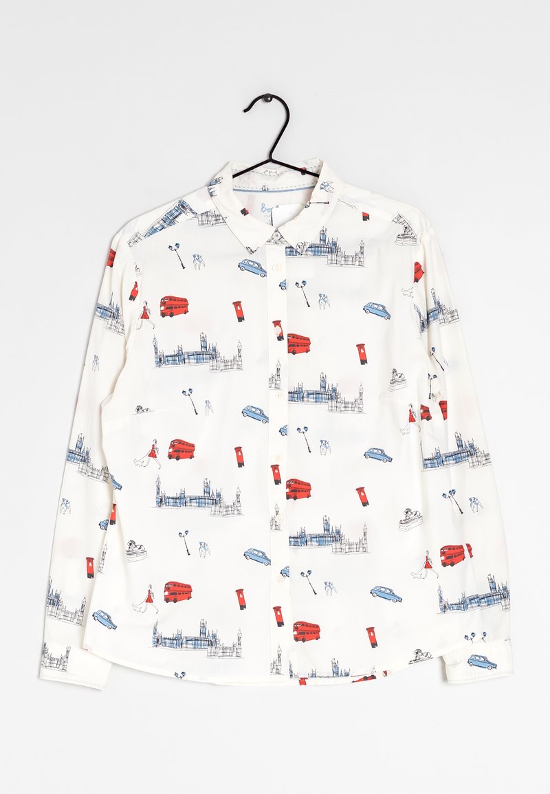 Vit skjorta med knappar och London-inspirerade tryck inklusive röda dubbeldäckare, telefonkiosker, svarta taxibilar, gatlyktor och landmärken.