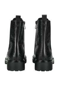 Botines negros hasta el tobillo con un patrón de cocodrilo texturizado, detalles lisos en negro, cremalleras traseras y suelas gruesas de goma negra.