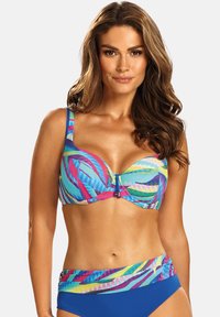 Kolorowy zestaw bikini z wzorzystą górą z usztywnianymi miseczkami i regulowanymi ramiączkami, uzupełniony jednolitymi, niebieskimi majtkami z wysokim stanem.