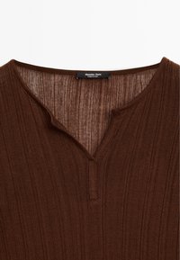 Brauner geripptes Strickpullover mit einem kleinen V-Ausschnitt und einem Massimo Dutti Etikett im Kragen.