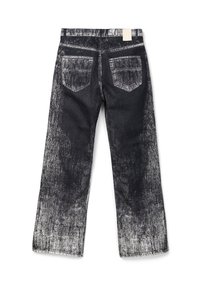 Jeans negros con un diseño de pierna ancha. Presentan un patrón texturizado y desgastado en la tela y dos bolsillos traseros. Etiqueta visible en la cintura.
