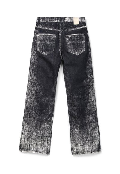 Schwarze Jeans mit einem weiten Bein-Design. Enthält ein verblasstes, strukturiertes Muster auf dem Stoff und zwei Gesäßtaschen. Etikett am Bund sichtbar.