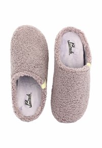 Lila, flauschige Hausschuhe aus weichem, strukturiertem Material mit offener Rückseite und einem leichten Gummiakzent an der Seite. Die Fütterung ist in einem helleren Lila gehalten.