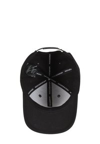 Juodas beisbolo kepurė matoma iš viršaus, su pilku vidumi, kuriame nuolat kartojasi „Rocawear“ prekės ženklas ir vėdinimo angos.