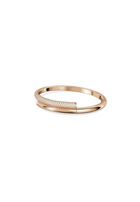 Brazalete de oro rosa con un diseño curvado que presenta una fila de piedras preciosas claras y brillantes a lo largo de un borde para un detalle decorativo.