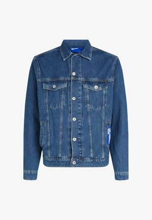 Jachetă din denim albastră, cu guler clasic, închidere cu butoane pe față, buzunare pe piept și etichetă cu marcă pe mâneca stângă.