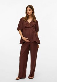 Ensemble de maternité marron foncé, avec un décolleté en V, une texture plissée, des manches courtes bouffantes et un pantalon ample.