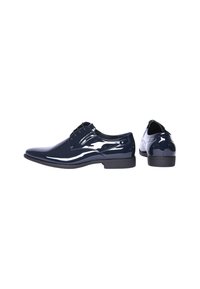 Scarpe formali da uomo in vernice blu navy con lacci, punta affusolata, tacco basso e finitura in pelle liscia e lucida, mostrate da vista laterale e posteriore.