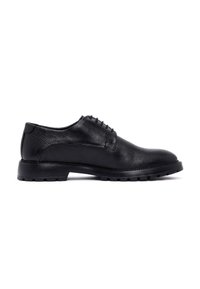 Zwarte leren nette schoen met een gestructureerde bovenkant, zes veterogen en een duurzame rubberen zool met een gemusterde profiel voor grip.