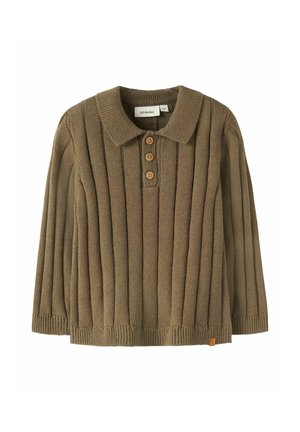 Brauner langärmeliger Strickpullover mit umgeschlagenem Kragen, drei Holzknöpfen an der vorderen Blende und vertikalem Rippstrickmuster.
