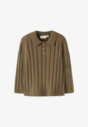 Brauner langärmeliger Strickpullover mit umgeschlagenem Kragen, drei Holzknöpfen an der vorderen Blende und vertikalem Rippstrickmuster.