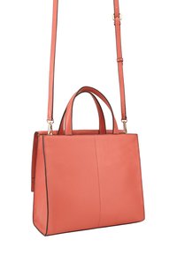 Koraalroze lederen handtas met dubbele handvatten, een afneembare schouderband en subtiele stiksels. Rechthoekige vorm, gladde textuur.
