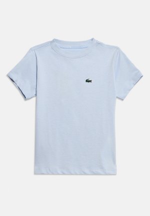 T-shirt bleu clair à manches courtes et col rond avec petit logo crocodile vert sur la poitrine gauche.