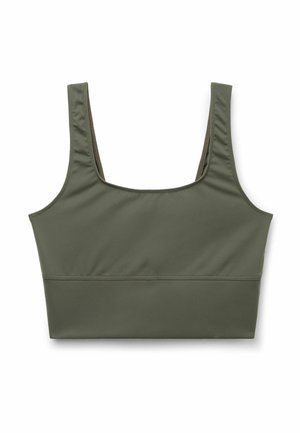 Olivengrøn sports-bh med brede stropper, firkantet udskæring og elastisk båndkant på hvid baggrund.