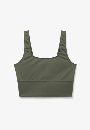 Olivengrøn sports-bh med brede stropper, firkantet udskæring og elastisk båndkant på hvid baggrund.