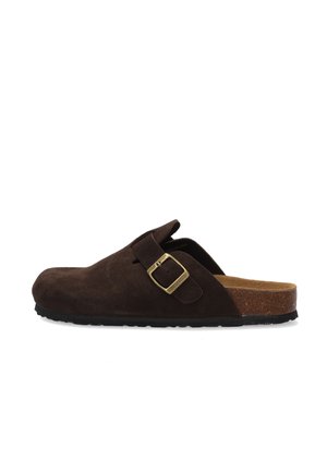 Brun ruskind slip-on træsko med justerbar spænde-rem og korkfodseng, med sort gummisål, vist fra siden.