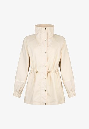 Svetlo bež jakna z visokim ovratnikom, sprednje zapiranje s pritisnimi gumbi, nastavljivi vrvici v pasu in elastični manšeti na dolgih rokavih.