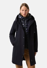 Granatowy wodoodporny parka z zamkiem błyskawicznym, kapturem i wewnętrzną warstwą puchową. Posiada boczne kieszenie, luźny krój i gładką teksturę.