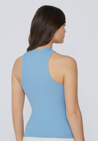 Hellblau geripptes Tanktop mit taillierter Passform und ärmellosem Schnitt. Glatte Textur mit Rundhalsausschnitt und Racerback-Style.