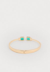Arany színű bangle karkötő, amelyen mindkét oldalon két téglalap alakú türkiz kiegészítő található, sima felület és csattal záródik. Egyszerű, minimalista dizájn.