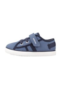 Sneaker in tela blu con accenti blu navy, dotata di una fascia in Velcro, lacci rotondi e suola in gomma bianca. Tallone rinforzato per un supporto extra.