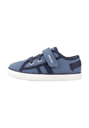 Sneaker in tela blu con accenti blu navy, dotata di una fascia in Velcro, lacci rotondi e suola in gomma bianca. Tallone rinforzato per un supporto extra.