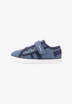 Sneaker in tela blu con accenti blu navy, dotata di una fascia in Velcro, lacci rotondi e suola in gomma bianca. Tallone rinforzato per un supporto extra.