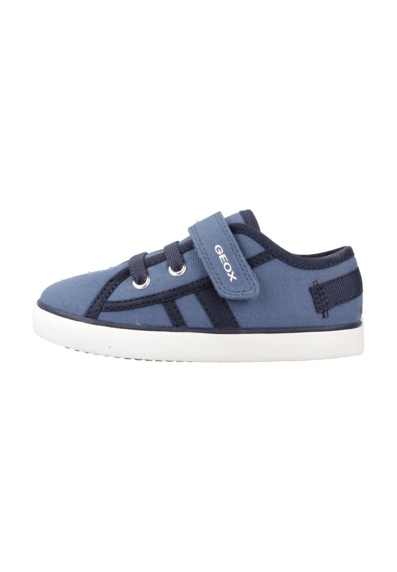 Sneaker in tela blu con accenti blu navy, dotata di una fascia in Velcro, lacci rotondi e suola in gomma bianca. Tallone rinforzato per un supporto extra.
