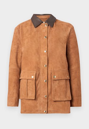 Veste en daim marron avec un col marron foncé, boutons pression à l'avant et deux grandes poches à rabat avec fermeture à pression à l'avant.