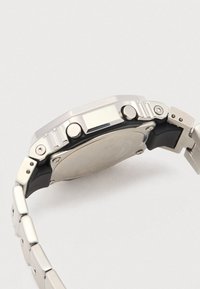 Nerūdijančio plieno laikrodis su stačiakampiu korpusu, sidabriniais grandinėlėmis, juodais akcentais ant mygtukų ir lygiu tekstūruotu dangteliu.