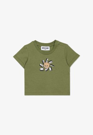 T-shirt bébé vert olive en coton doux avec un col rond, des manches courtes et une fermeture à pression. Présente un motif d'ours imprimé et du texte.
