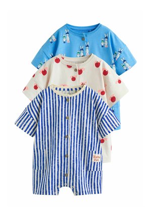 Tři krátké kojenecké overaly na sobě: modrý s bílými proužky a knoflíky, krémový s červenými jablky a textem, modrý s ilustracemi králíčků.