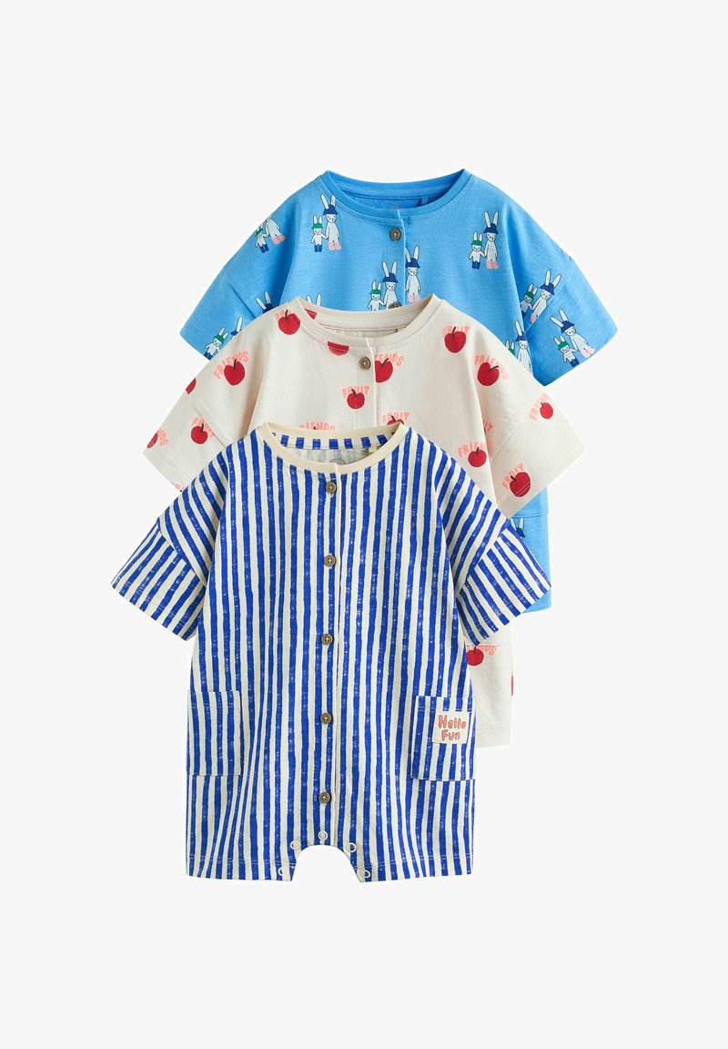 Trois grenouillères à manches courtes pour bébé empilées : bleue avec des rayures blanches et des boutons, crème avec des pommes rouges et du texte, bleue avec des illustrations de lapins.