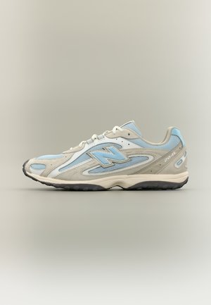 Sneaker New Balance 2041 azzurro chiaro e beige con pannelli in mesh e suede, suola nera e logo "N" sul lato.