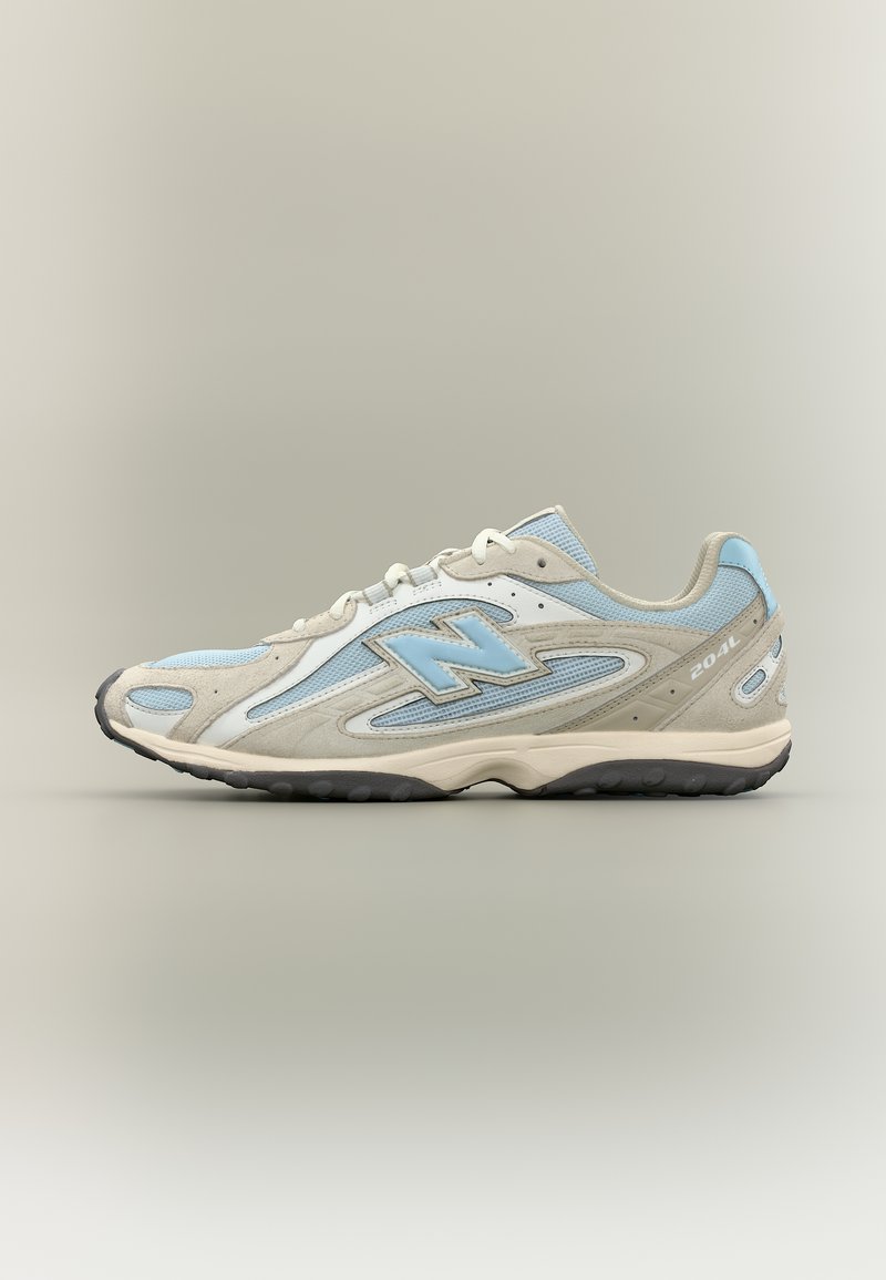 Baskets New Balance 2041 bleu clair et beige avec panneaux en mesh et en daim, semelle extérieure noire, et logo "N" sur le côté.