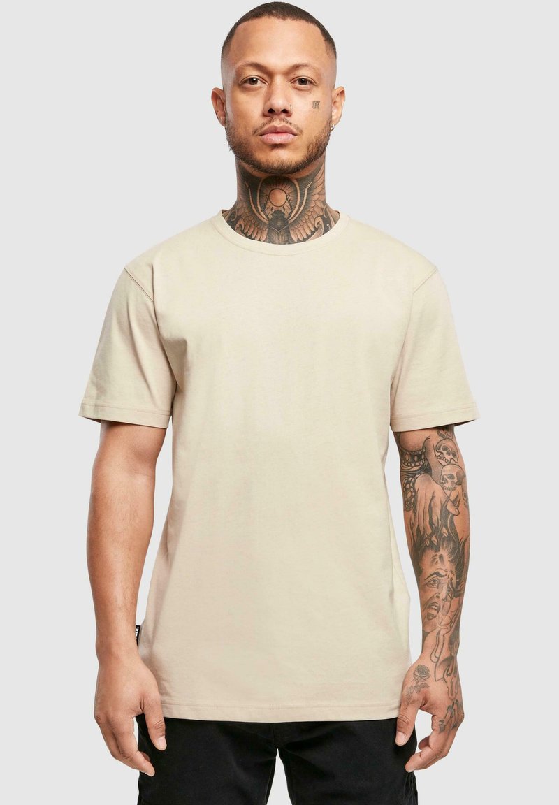 Beige katoenen t-shirt met een ronde hals en korte mouwen, met een ontspannen pasvorm. Geen zichtbare patronen of accenten.