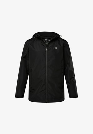 Černá lehká bunda s předním zipem, nastavitelnou kapucí a dvěma bočními kapsami. Má hladký povrch a minimalistické logo na prsou.