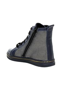 Baskets montantes avec un mélange de cuir bleu marine et de tissu texturé gris. Fermetures éclair sur les côtés, lacets noirs et surpiqûres dorées sur la semelle.