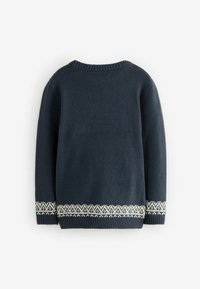 Marineblauer Pullover mit strukturierter Oberfläche, ausgestattet mit einem gemusterten weißen Strickrand am Saum und an den Bündchen. Klassischer Rundhalsausschnitt, lange Ärmel.