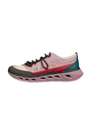 Chaussure de sport légère en rose, rouge, noir et vert avec une maille respirante, une ventilation unique de la semelle et des lacets noirs sur fond blanc.