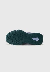 Semelle de chaussure de trail running avec une semelle extérieure en caoutchouc texturé vert foncé pour une meilleure traction, dotée d'un design aérodynamique et d'un dessus violet clair.