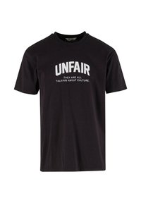 Zwarte katoenen t-shirt met vetgedrukte witte tekst: "ONRECHTVAARDIG" boven de zin "ZE PRATEN ALLEMAAL OVER CULTUUR." Korte mouwen, ronde hals.