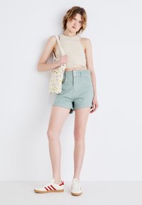 Levi's® MOM - Kratke hlače od trapera - light green